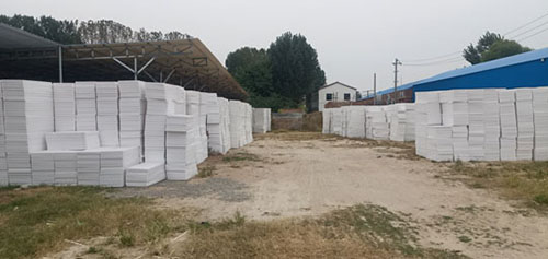 如何對擠塑板進行現(xiàn)場的施工操作呢？